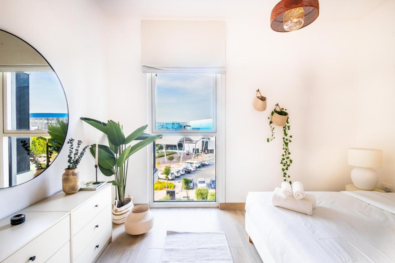 Apartamento Voyage'S Stylish 1Br At Waters Edge Abu Dabi Exterior foto
